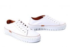 BOCCATO 272.1809 white, półbuty damskie. Białe półbuty damskie Boccato, bez wzorów, ze skóry, bez obcasa, bez zapięcia. Za 203.92 zł.