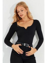 Trendyol Koszulka w kolorze czarnym rozmiar: M. Czarne koszulki damskie Trendyol, m, bez wzorów, bez kołnierzyka, bez ramiączek. Za 86.99 zł.