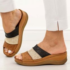 Brązowe skórzane klapki damskie na koturnie T.Sokolski 172. Brązowe klapki damskie Sokolski, bez wzorów, z jeansu, bez obcasa, na koturnie, bez zapięcia. Za 239.00 zł.