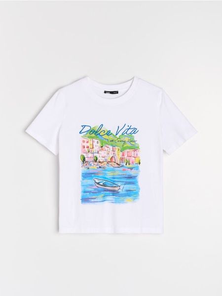 Bawełniana koszulka z wakacyjnym nadrukiem - biały. Białe koszulki damskie Sinsay, l, bez wzorów, z bawełny, bez kołnierzyka, bez ramiączek. W wyprzedaży za 19.99 zł.