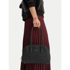 Torebka GINO ROSSI. Czarne torebki klasyczne damskie Gino Rossi, bez dodatków. Za 399.99 zł.