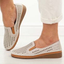 Beżowe skórzane półbuty damskie Vinceza 95395. Brązowe półbuty damskie VINCEZA, na lato, w ażurowe wzory, z jeansu, z okrągłym noskiem, bez obcasa, na płaskiej podeszwie, bez zapięcia. Za 219.00 zł.