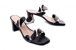 BRENDA ZARO 4307A mts Czarny, klapki damskie. Czarne klapki damskie Brenda Zaro, bez wzorów, bez obcasa, na obcasie, bez zapięcia. Za 179.95 zł.