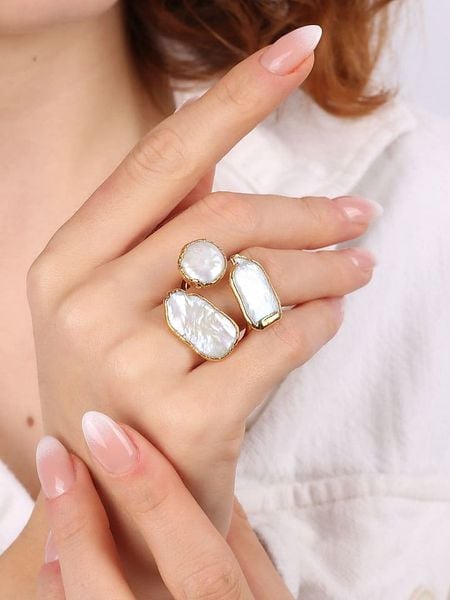 L'Atelier de Gaia Pozłacany pierścionek z perłami rozmiar: onesize. Białe pierścionki damskie L'Atelier de Gaia, z perłą, pozłacane. Za 113.36 zł.