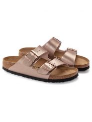 Birkenstock Klapki "Arizona" w kolorze jasnoróżowym rozmiar: 40. Różowe klapki damskie Birkenstock, bez wzorów, z otwartym noskiem, bez obcasa, bez zapięcia. Za 309.95 zł.