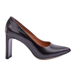 Lewski Shoes Eleganckie Czółenka Ze Skóry Naturalnej Na Słupku Lewski 2659/2043 Czarne. Czarne czółenka damskie bez wzorów, ze skóry, ze szpiczastym noskiem, bez obcasa, na obcasie. Za 446.34 zł.