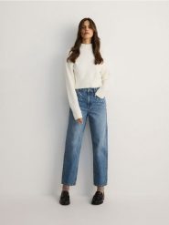 Jeansy mom fit z perełkami - niebieski. Niebieskie jeansy damskie Reserved. W wyprzedaży za 89.99 zł.