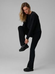 4F Legginsy z rozszerzanymi nogawkami damskie - czarne M. Czarne legginsy damskie 4F, m, bez wzorów, z dzianiny. Za 129.99 zł.