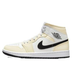 Buty do chodzenia damskie Nike Air Jordan 1 Retro. Białe obuwie sportowe damskie Jordan, z materiału, bez zapięcia, trekkingowe, Nike Air Jordan. Za 991.00 zł.