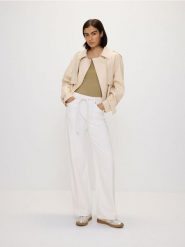 Jeansy straight z dodatkiem lyocellu - biały. Białe jeansy damskie Reserved. W wyprzedaży za 59.99 zł.