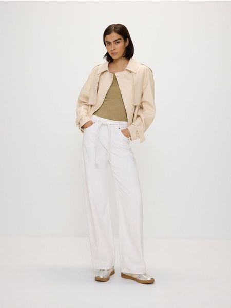 Jeansy straight z dodatkiem lyocellu - biały. Białe jeansy damskie Reserved. W wyprzedaży za 59.99 zł.