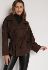 Brązowy Krótki Płaszcz z Wiskozą o Pudełkowym Kroju z Wiązanym Paskiem i Kołnierzem Tusilia. Brązowe płaszcze damskie Born2be, uniwersalny, bez wzorów, z dzianiny, bez kaptura. Za 169.99 zł.