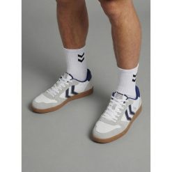 Buty Hummel Handball Perfekt NS. Białe obuwie sportowe casual damskie Hummel, bez zapięcia. Za 270.50 zł.