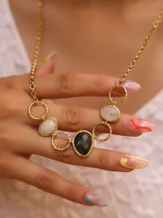 L'Atelier de Gaia Pozłacany naszyjnik z elementami ozdobnymi - dł. 50 cm rozmiar: onesize. Czarne naszyjniki damskie L'Atelier de Gaia, z kamieniem księżycowym, pozłacane. Za 106.38 zł.