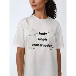 Biały T-shirt Damski - Body Under Construction BeShaped. Białe t-shirty damskie BESHAPED, bez wzorów, z bawełny, bez kołnierzyka. W wyprzedaży za 169.15 zł.