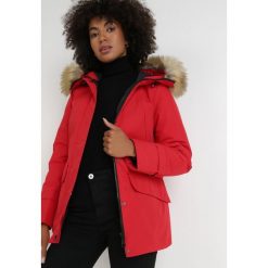 Czerwona Kurtka Kephania. Czerwone kurtki damskie Born2be, l, bez wzorów, z tkaniny, bez kaptura. Za 309.99 zł.