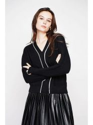 C& Jo Sweter w kolorze czarnym rozmiar: 40. Czarne swetry klasyczne damskie C& Jo, ze splotem, bez kołnierzyka. Za 121.99 zł.