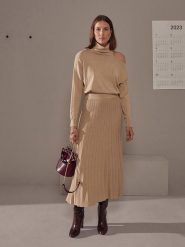 Rodier Golf w kolorze beżowym rozmiar: S. Brązowe golfy damskie Rodier, s, bez wzorów, ze splotem, bez ramiączek. Za 195.99 zł.