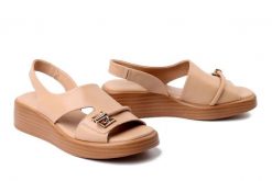 BOMBONELLA P028 19602 534 beżowy, sandały damskie. Brązowe sandały damskie Bombonella, bez wzorów, ze skóry, bez obcasa, na koturnie, bez zapięcia. Za 242.17 zł.