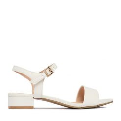 Sandały JENNY. Białe sandały damskie Jenny, bez wzorów, bez obcasa, na płaskiej podeszwie, bez zapięcia. Za 99.99 zł.