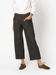 Toni Spodnie w kolorze czarnym rozmiar: 40. Czarne spodnie materiałowe damskie Toni, bez wzorów, z materiału. Za 152.99 zł.