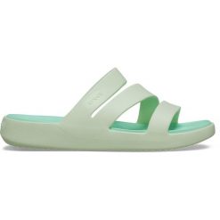 Klapki Dla Dorosłych Crocs Getaway Strappy Sandal. Zielone klapki damskie Crocs, bez wzorów, z materiału, bez obcasa, bez zapięcia. Za 159.99 zł.