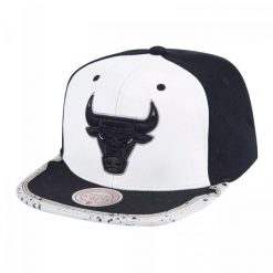 Czapka z daszkiem unisex koszykarska Mitchell & Ness Chicago Bulls czarno-biała. Białe czapki z daszkiem damskie Mitchell & Ness, bez wzorów, z materiału. Za 179.00 zł.