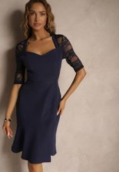 Granatowa Dopasowana Sukienka Vices o Asymetrycznym Fasonie Zdobiona Koronką Natileira. Niebieskie sukienki damskie Renee, z aplikacjami, z koronki, eleganckie, bez ramiączek. W wyprzedaży za 99.99 zł.
