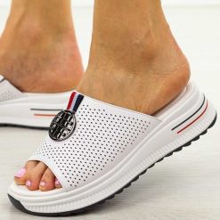 Białe ażurowe skórzane klapki damskie Cambell 07305. Białe klapki damskie Cambell, w ażurowe wzory, z jeansu, bez obcasa, bez zapięcia. Za 199.00 zł.