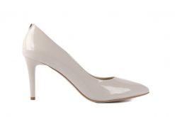 Czółenka Bayla-056 1816-686 Beż, Skóra naturalna lakierowana - 41. Brązowe czółenka damskie Bayla, bez wzorów, z lakierowanej skóry, bez obcasa. W wyprzedaży za 152.10 zł.