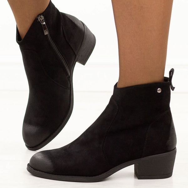 Czarne zamszowe botki damskie Potocki 12751. Czarne botki damskie POTOCKI, na jesień, z jeansu, boho, z okrągłym noskiem, bez obcasa, na obcasie, bez zapięcia. W wyprzedaży za 188.34 zł.