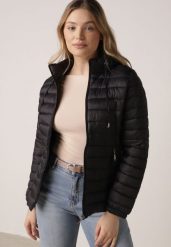 Czarna Klasyczna Kurtka Przejściowa z Pikowaniem i Odpinanym Kapturem Fezizola. Czarne kurtki damskie Born2be, na jesień, l, bez wzorów, z jeansu. Za 99.99 zł.