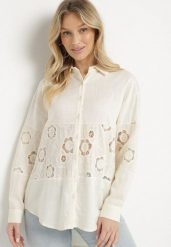 Jasnobeżowa Koszula z Lnem o Kroju Oversize z Ażurowymi Zdobieniami Dannilea. Brązowe koszule damskie Born2be, m, z aplikacjami, z bawełny, klasyczne, bez kołnierzyka, bez ramiączek. Za 109.99 zł.