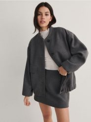 Kurtka bomber oversize z wełną - szary. Szare kurtki damskie Reserved, l, bez wzorów, z tkaniny, bez kaptura. W wyprzedaży za 99.99 zł.