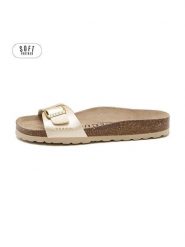 Teegu Klapki w kolorze złotym rozmiar: 39. Żółte klapki damskie teegu, bez wzorów, z otwartym noskiem, bez obcasa, bez zapięcia. Za 121.99 zł.