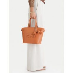 Torebka Nine West. Brązowe torebki klasyczne damskie Nine West, bez dodatków. Za 349.99 zł.