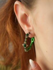 L'Atelier de Gaia Pozłacane kolczyki-kreole z cyrkoniami i malachitami rozmiar: onesize. Zielone kolczyki damskie L'Atelier de Gaia, z cyrkonią, pozłacane. Za 113.36 zł.