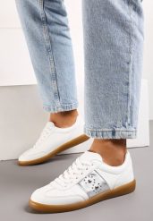 Biało-Srebrne Płaskie Sneakersy Sznurowane z Ozdobnymi Nitmi Blosenti. Białe obuwie sportowe damskie Born2be, z materiału, bez zapięcia. Za 79.99 zł.