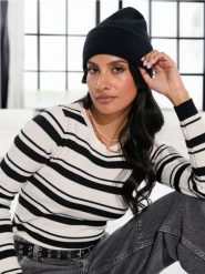 Czapka basic - czarny. Czarne czapki damskie Sinsay, bez wzorów, z materiału. Za 19.99 zł.