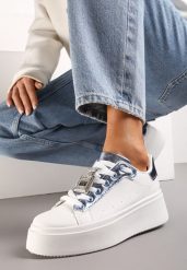 Biało-Niebieskie Sneakersy z Metaliczną Zawieszką na Sznurówkach Ozdobioną Cyrkoniami Edosa. Białe obuwie sportowe damskie Renee, bez zapięcia, trekkingowe. Za 79.99 zł.