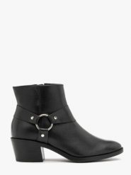 Czarne botki biker boots. Czarne botki damskie Ryłko, ze skóry, rockowe, z okrągłym noskiem, za kostkę, bez obcasa, na obcasie, bez zapięcia. Za 479.99 zł.
