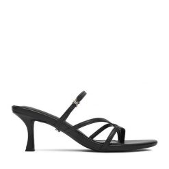 Japonki Juicy Couture. Czarne klapki damskie Juicy Couture, bez wzorów, bez obcasa, bez zapięcia. Za 199.99 zł.