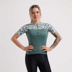 Koszulka rowerowa damska Rogelli Essential Graphic. Zielone koszulki damskie Rogelli, m, bez wzorów, bez kołnierzyka, bez ramiączek. Za 276.00 zł.