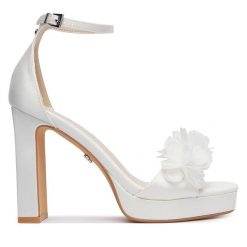 Sandały Buffalo. Białe sandały damskie Buffalo, bez wzorów, bez obcasa, na słupku, bez zapięcia. Za 429.99 zł.