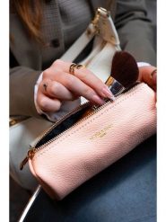 Victor & Hugo Paris Skórzana kosmetyczka "Laya" w kolorze jasnoróżowym - 20 x 10 x 3 cm rozmiar: onesize. Różowe kosmetyczki damskie Victor & Hugo Paris, bez wzorów, z materiału. Za 100.99 zł.