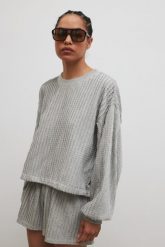Bluza z dzianiny strukturalnej w kolorze COOL GREY - PRIZM- UNI. Szare bluzy damskie Marsala, m, bez wzorów, z bawełny, bez kaptura. Za 249.90 zł.
