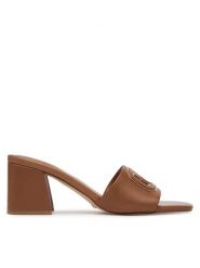Guess Klapki FLJGAS LEA03 Brązowy. Brązowe klapki damskie Guess, z aplikacjami, ze skóry, bez obcasa, bez zapięcia. Za 399.99 zł.