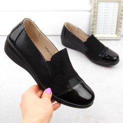 Półbuty damskie wsuwane komfortowe czarne Unisoft. Czarne półbuty damskie NEWS, bez wzorów, ze skóry ekologicznej, bez obcasa, bez zapięcia. Za 159.99 zł.