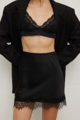 Mini spódniczka z koronka w kolorze BLACK - CHIC-M. Czarne spódnice damskie Marsala, na co dzień, m, bez wzorów, z koronki, eleganckie, maxi. Za 159.90 zł.