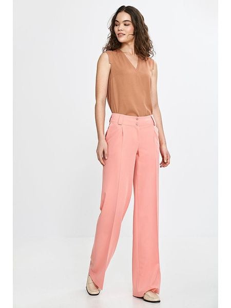 Nife Spodnie w kolorze łososiowym rozmiar: 40. Pomarańczowe spodnie materiałowe damskie Nife, bez wzorów, z materiału. Za 131.12 zł.